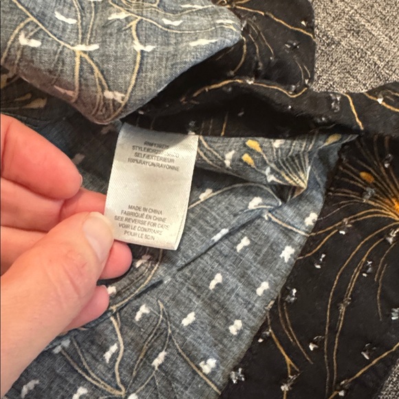 DR2 by Daniel Rainn Black Floral Button-Side Tank Top — Boho Chic - Picture 3 of 5